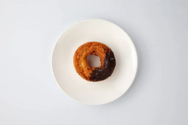 Chocolate Donut Antigua Usanza Primer Plano Del Plato Aislado Sobre — Foto de Stock