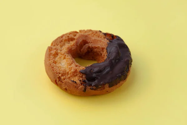 Antiguo Primer Plano Chocolate Donut Aislado Sobre Fondo Amarillo — Foto de Stock