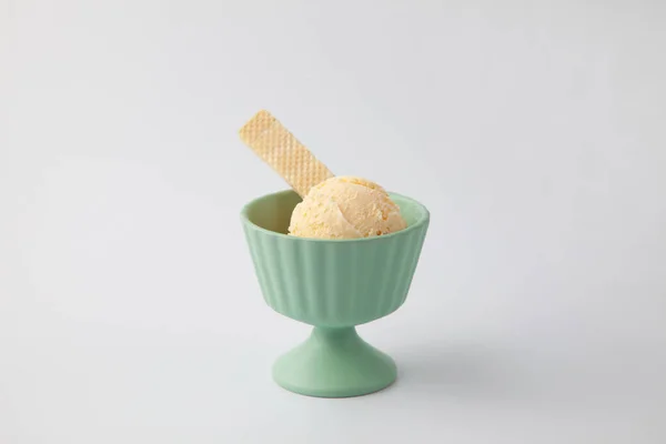 Мороженое Вафлей Десерт Чашку Изолированы Крупным Планом Белом Фоне — стоковое фото
