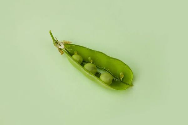 鲜绿色豌豆特写 背景为绿色 — 图库照片