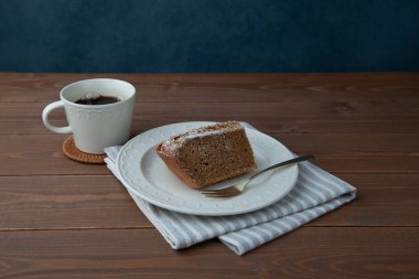 Tabaktaki şifonlu kek. Masaya yakın çekim.