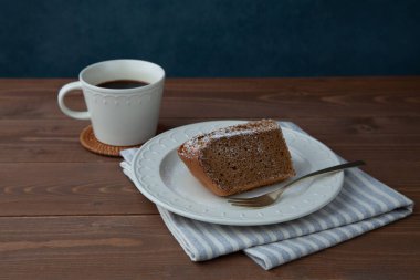 Tabaktaki şifonlu kek. Masaya yakın çekim.