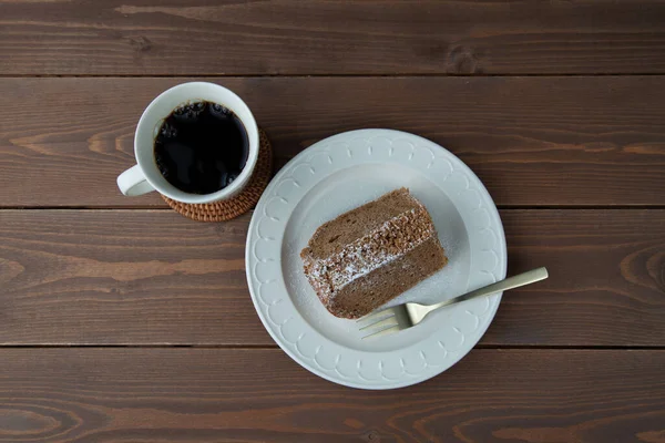 Kaffee Chiffonkuchen Auf Teller Großaufnahme Isoliert Auf Tisch — Stockfoto