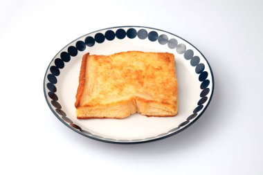 Kapalı tabakta yumurtalı ekmek. Beyaz arka planda izole edilmiş.