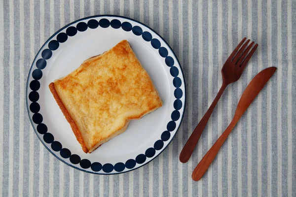 French Toast Auf Dem Teller Nahaufnahme Isoliert Auf Dem Tisch — Stockfoto