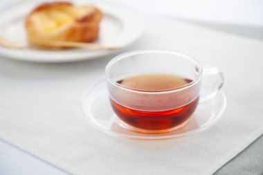 Sıcak çay elmalı turta.