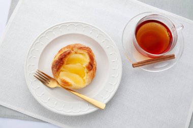 Elmalı turta sıcak çayı soyutlanmış masada.