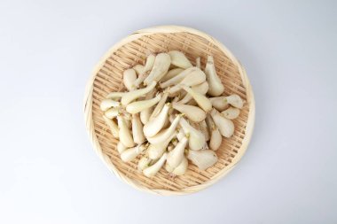 beyaz arka plan üzerinde izole Japon pırasa Çin soğan ham soğan