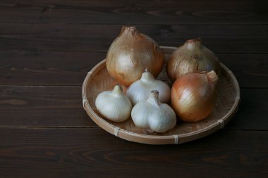 Tahta masada çiğ sarımsaklı soğan.