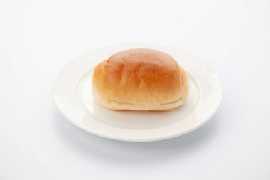 Beyaz arkaplanda izole edilmiş tabakta tereyağlı ekmek rulosu