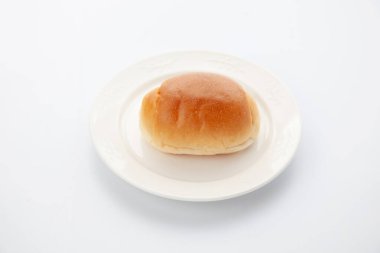 Beyaz arkaplanda izole edilmiş tabakta tereyağlı ekmek rulosu