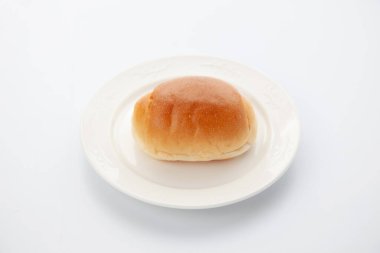 Beyaz arkaplanda izole edilmiş tabakta tereyağlı ekmek rulosu