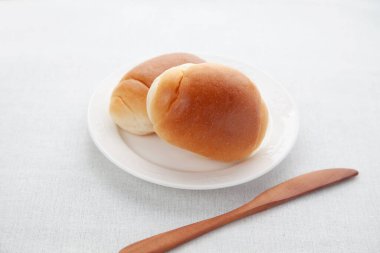 Tereyağlı ekmek masası ruloları masada izole edilmiş.