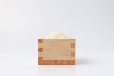 Beyaz arka planda izole edilmiş yün kutuda Japon çiğ pirinci.