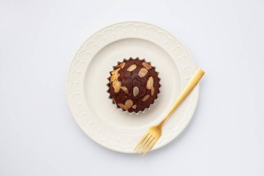 Beyaz arka plan üzerinde izole çikolatalı kek kek