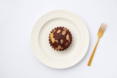 Beyaz arka plan üzerinde izole çikolatalı kek kek