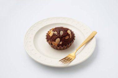 Beyaz arka plan üzerinde izole çikolatalı kek kek