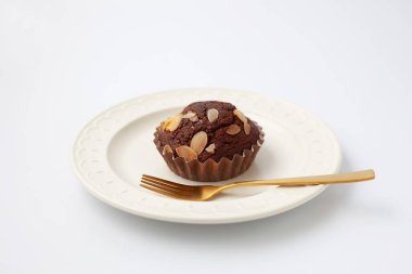 Beyaz arka plan üzerinde izole çikolatalı kek kek