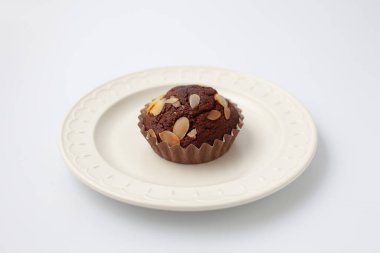 Beyaz arka plan üzerinde izole çikolatalı kek kek