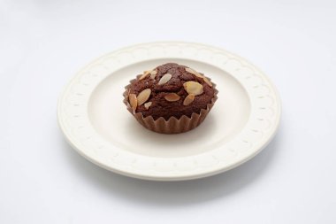 Beyaz arka plan üzerinde izole çikolatalı kek kek