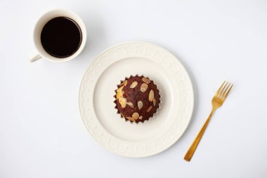 Beyaz arka plan üzerinde izole çikolatalı kek kek