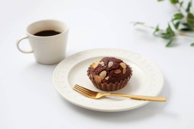 Beyaz arka plan üzerinde izole çikolatalı kek kek