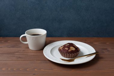 Kahveli kek ve çikolatalı kek.