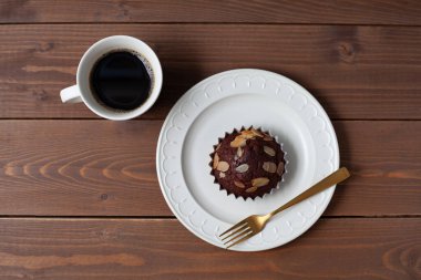 Kahveli kek ve çikolatalı kek.