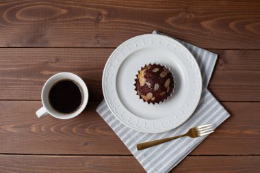 Kahveli kek ve çikolatalı kek.