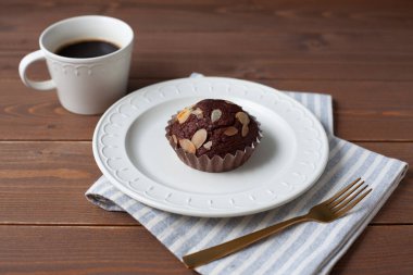 Kahveli kek ve çikolatalı kek.