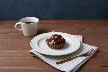 Kahveli kek ve çikolatalı kek.