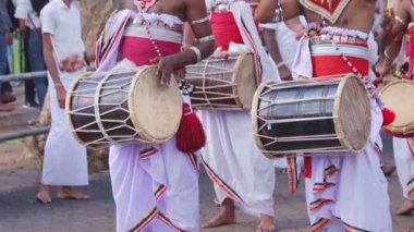 Koyu tenli Asyalı Davulcu Beraya 'da Davul Çalar, Sri Lanka' dan tipik bir davul enstrümanı.