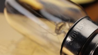 Klasik tungsten ampul ve lifin makro çekimi