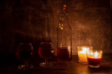 Mum ışığında bir şişe şarap.