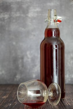 Yalancı bardaklar ve masada bir şişe kırmızı şarap.