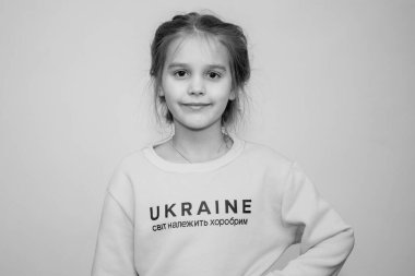 Ukraynalı bir kızın fotoğrafı. Yazıt, dünya cesurlara aittir..