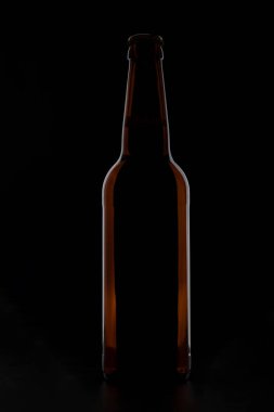 Bir şişe bira siyah bir zemin üzerine.