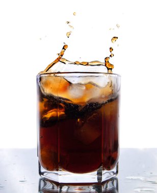 Cola beyaz sıçrama ve buz küpleri ile bardak