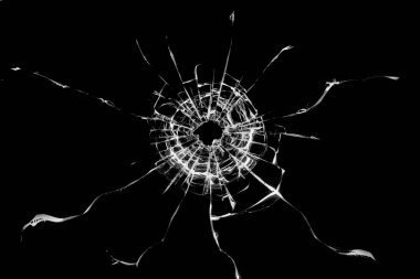 Cam siyah arka planda kırık bir delik.