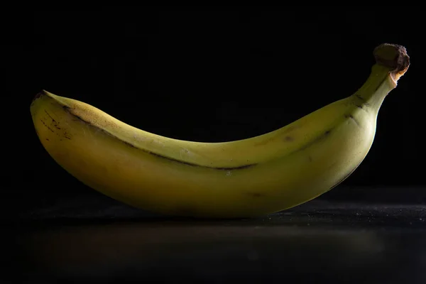 Banana Amarela Sobre Fundo Preto — Fotografia de Stock