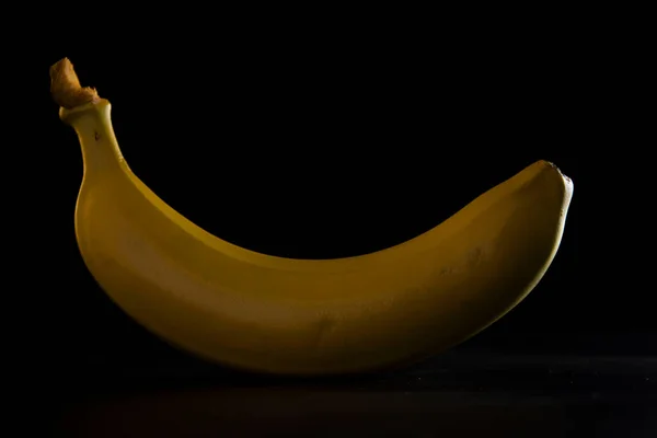 Banana Amarela Sobre Fundo Preto — Fotografia de Stock