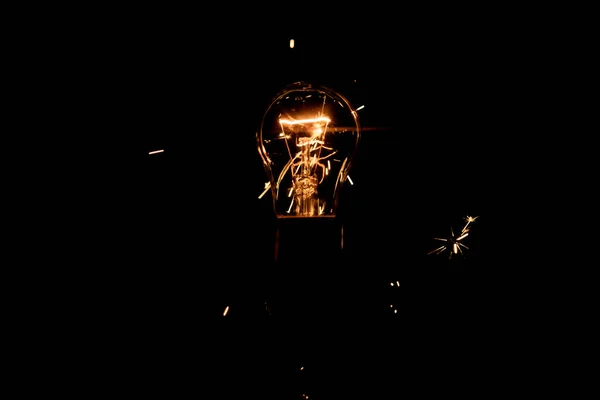 Φως Και Σπίθες Από Μια Φλεγόμενη Λάμπα Πυρακτώσεως Βραχυκύκλωμα — Φωτογραφία Αρχείου