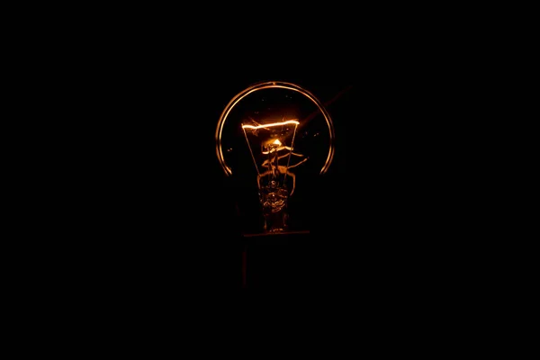 Lâmpada Incandescente Sobre Fundo Preto — Fotografia de Stock