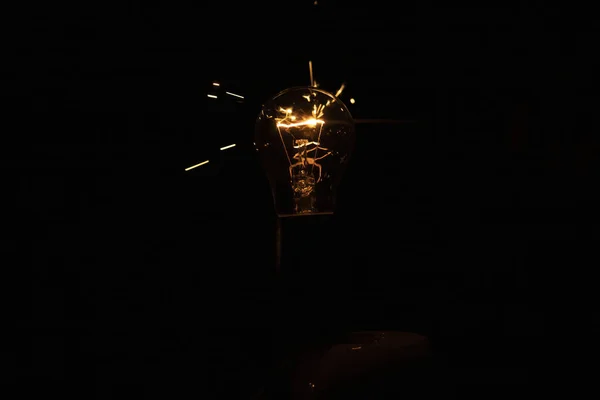 Φως Και Σπίθες Από Μια Φλεγόμενη Λάμπα Πυρακτώσεως Βραχυκύκλωμα — Φωτογραφία Αρχείου