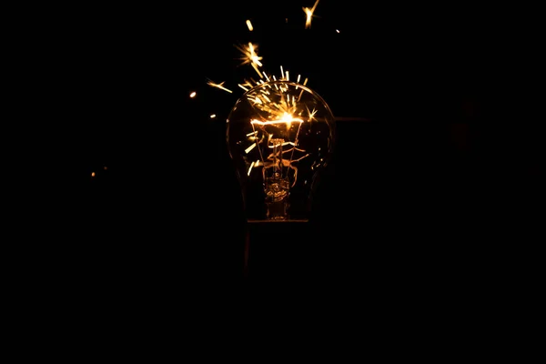 Luce Scintille Una Lampada Incandescente Fiamme Cortocircuito — Foto Stock