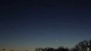 4k Gece gökyüzündeki yıldızların hareketi