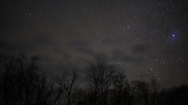 4k Gece gökyüzündeki yıldızların hareketi