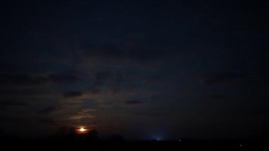 4k Gece gökyüzündeki yıldızların hareketi