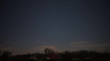 4k Gece gökyüzündeki yıldızların hareketi