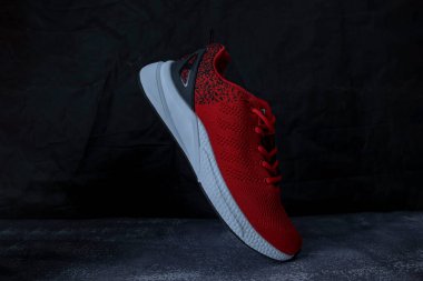 Siyah arka planda kırmızı spor ayakkabılar..